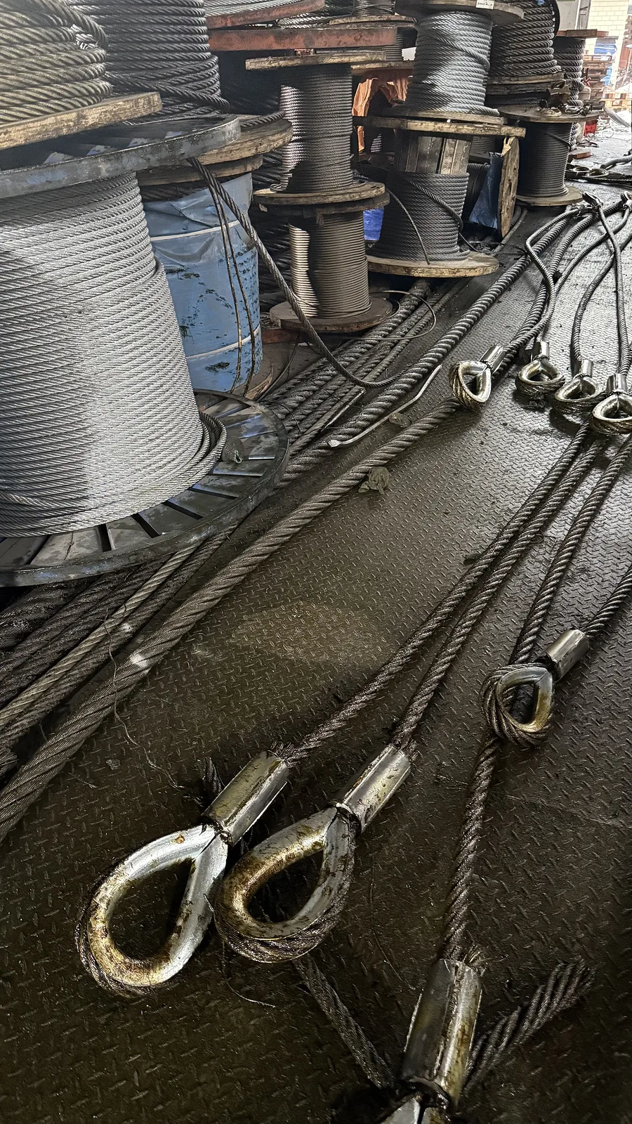 Wire rope slings with thimbles
